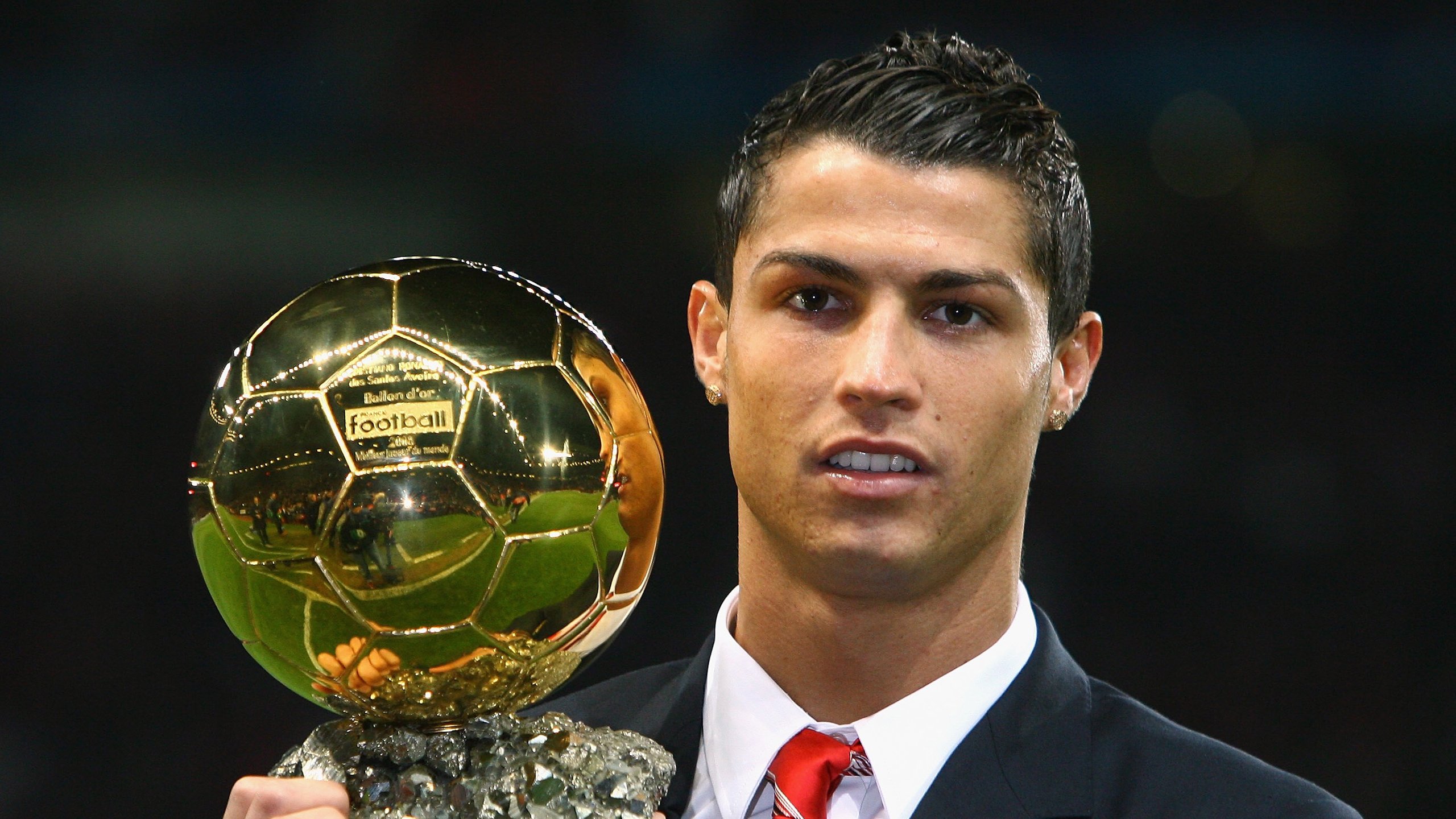 哈兰德在欧冠赛场获得福登的全力支持，曼城力争英超胜利，哈兰德转会曼城