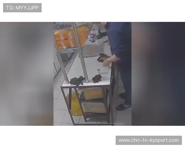 福建福鼎商家外卖吐口水被立案调查，潮州外卖员吐口水